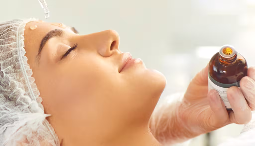 Facial treatment with serum therapy - Contour Shape Facial serum application during a Contour Shape treatment in Bogotá