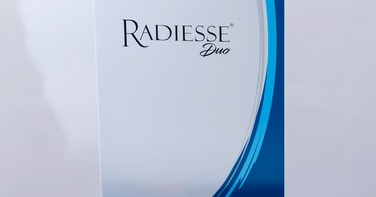 Caja de Radiesse Duo, bioestimulador de hidroxiapatita de calcio que estimula el colágeno, Dra. Tatiana Leal Bogotá
