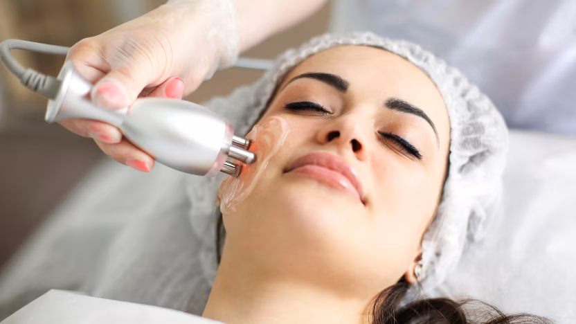 Clinical evaluation of ideal candidate for facial radiofrequency, Dr. Tatiana Leal consultation Bogotá
