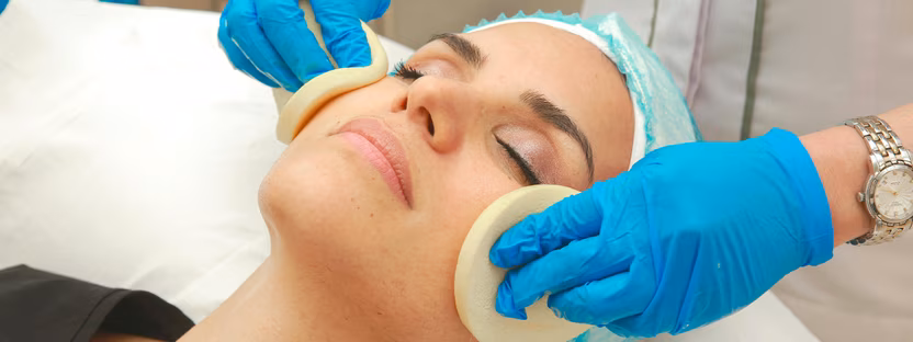 Radiofrecuencia facial casera versus clínica médica: diferencias de seguridad y efectividad, Dra. Tatiana Leal