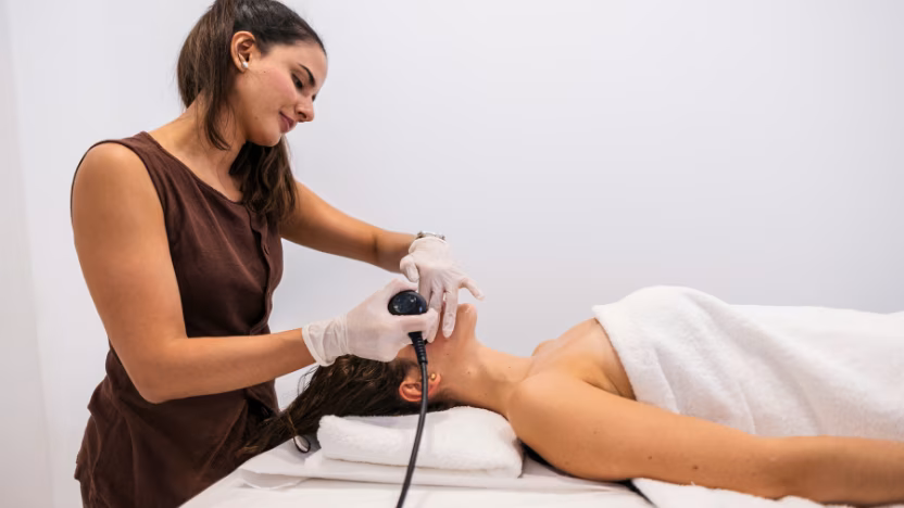 Medical-grade certified facial radiofrequency equipment at Dr. Tatiana Leal clinic Bogotá Colombia