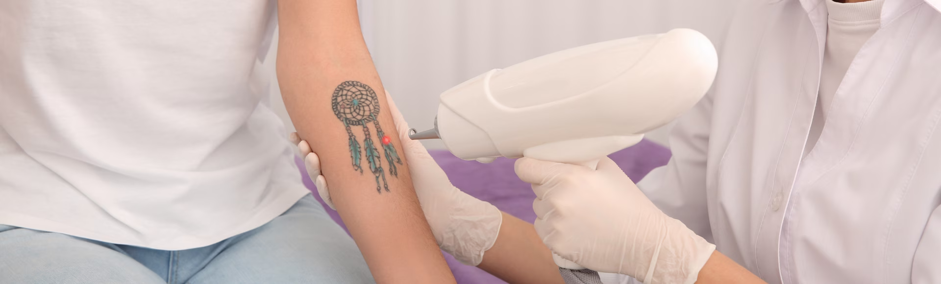 Treatment room for tattoo removal with laser - Dr. Tatiana Leal, Bogotá