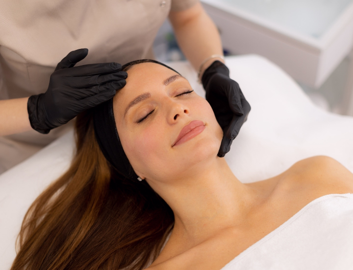 Consulta de Sculptra facial en el centro de medicina estética de la Dra. Tatiana Leal en Bogotá
