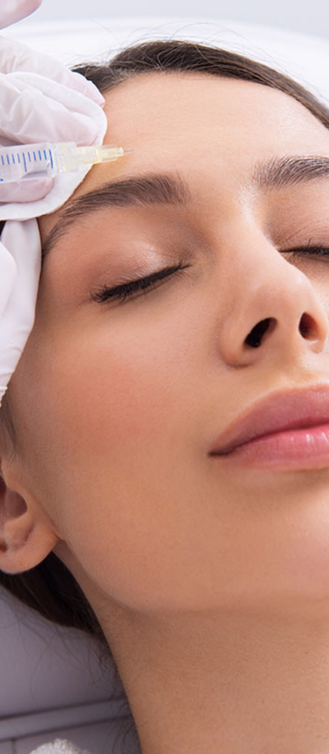 Aplicación de toxina botulínica Dysport mediante inyección precisa para rejuvenecimiento facial en Bogotá